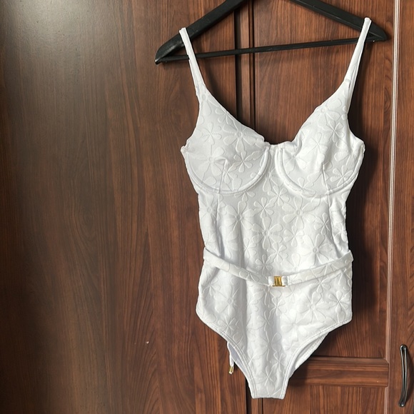 KENNY FLOWERS 🤍 THE SANTORINI - WHITE FLORAL JACQUARD UNDERWIRE ONE PIECE - Picture 2 of 15